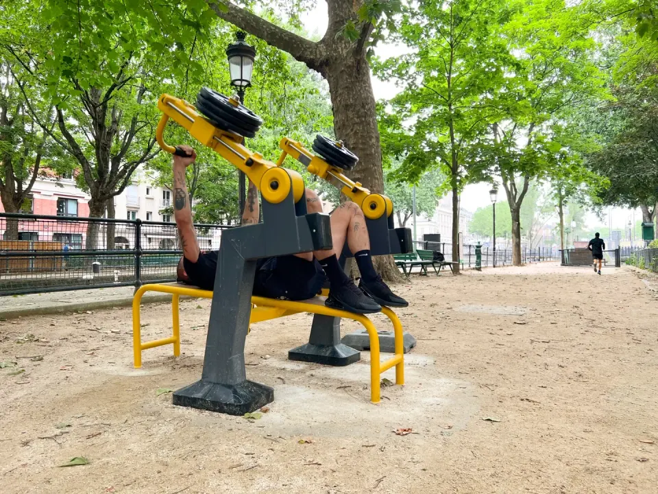 outdoor strength training at canal saint-martin