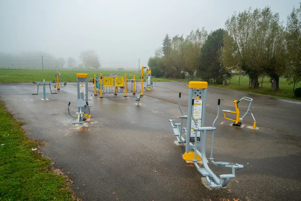 Vue d'ensemble d'une aire de fitness extérieure intergénérationnelle Herkules Fitness à Reignier