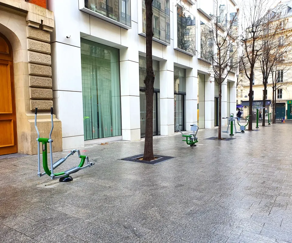 Outdoor fitness space on Rue Ménars in Paris