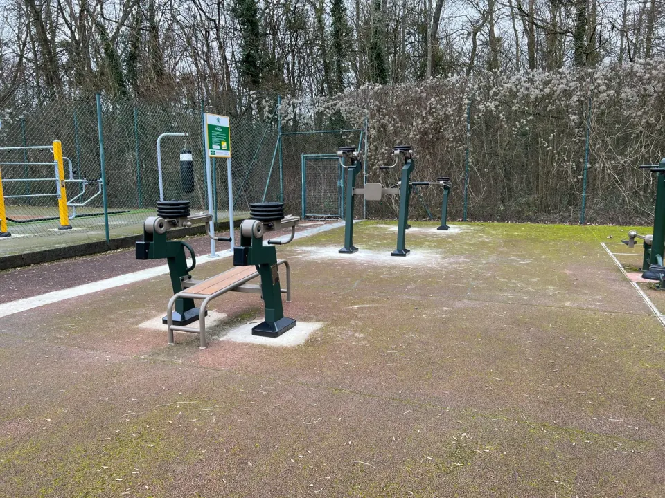 aire de fitness extérieur avec des appareils à charges réglable