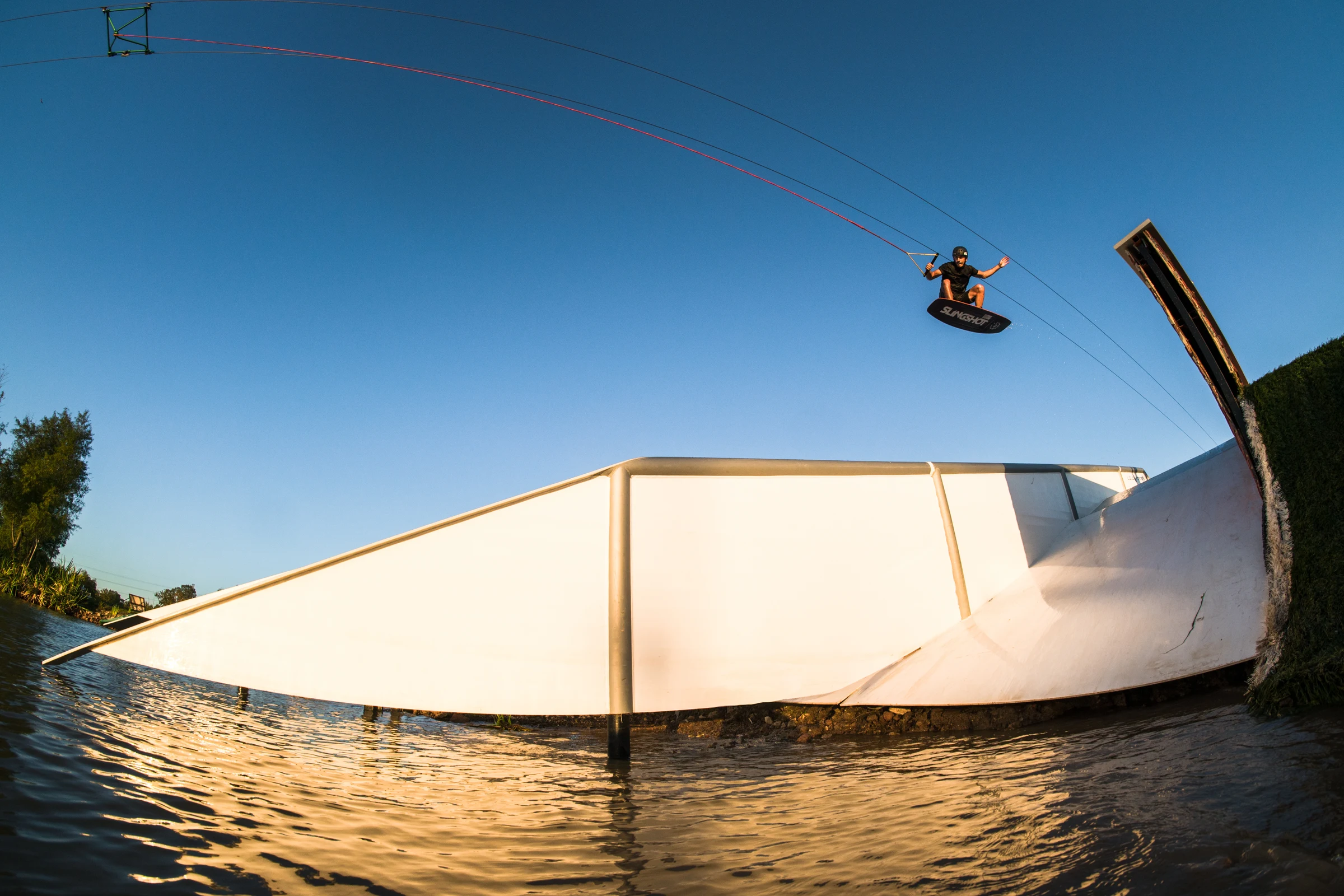 Antoine Allaux en plein saut en wakeboard