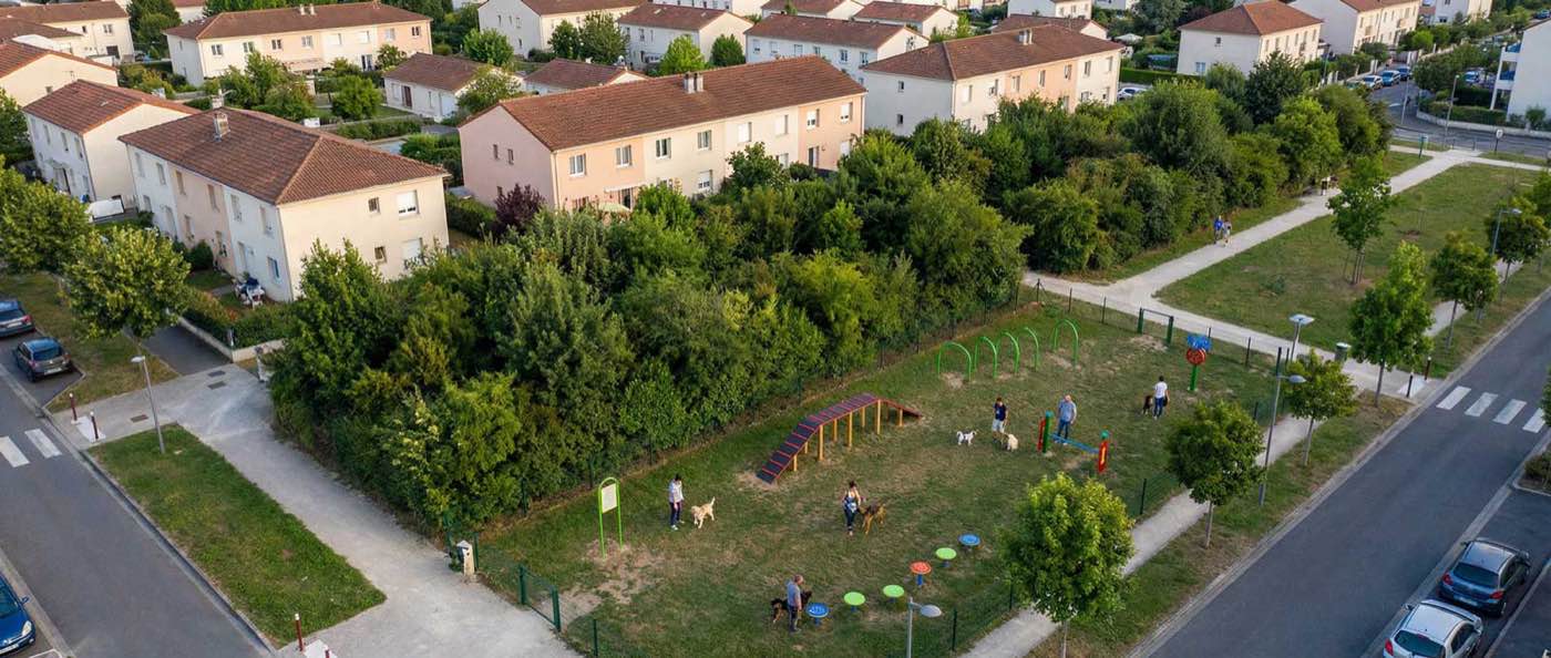 Vue aérienne d'un parcours agility pour chiens Herkules en zone résidentielle