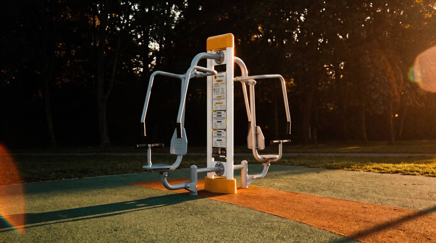 Station de fitness extérieure Herkules au coucher du soleil sur sol coloré