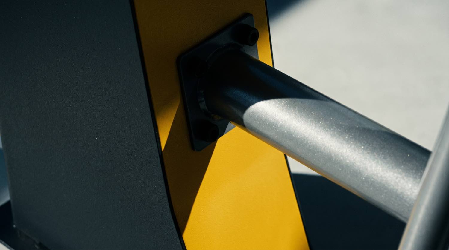 Gros plan sur la fixation jaune et anthracite d'un appareil Herkules à recharge USB