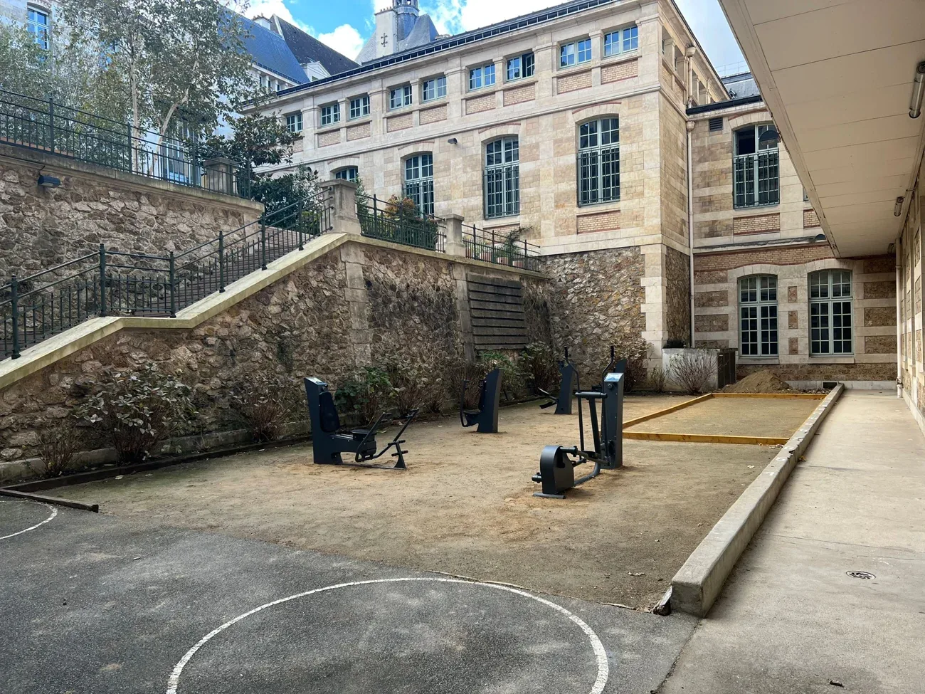 Lycée Louis-le-Grand w Paryżu — Dziedziniec i jego wyposażenie