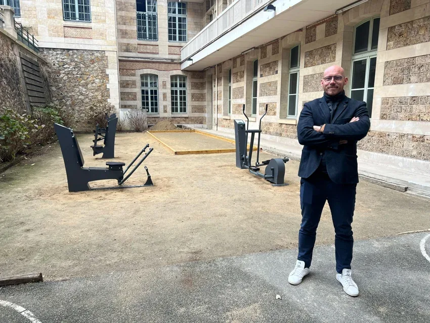 Lycée Louis-le-Grand w Paryżu — Wyposażenie na dziedzińcu