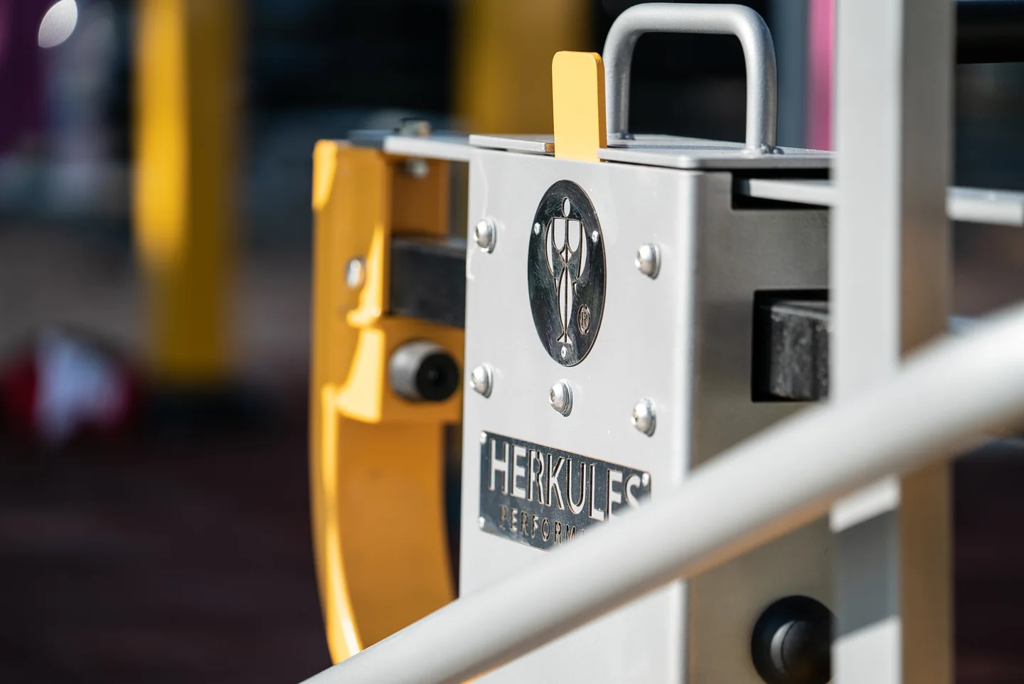 Détail de la fixation métallique d’une station de street workout Herkules