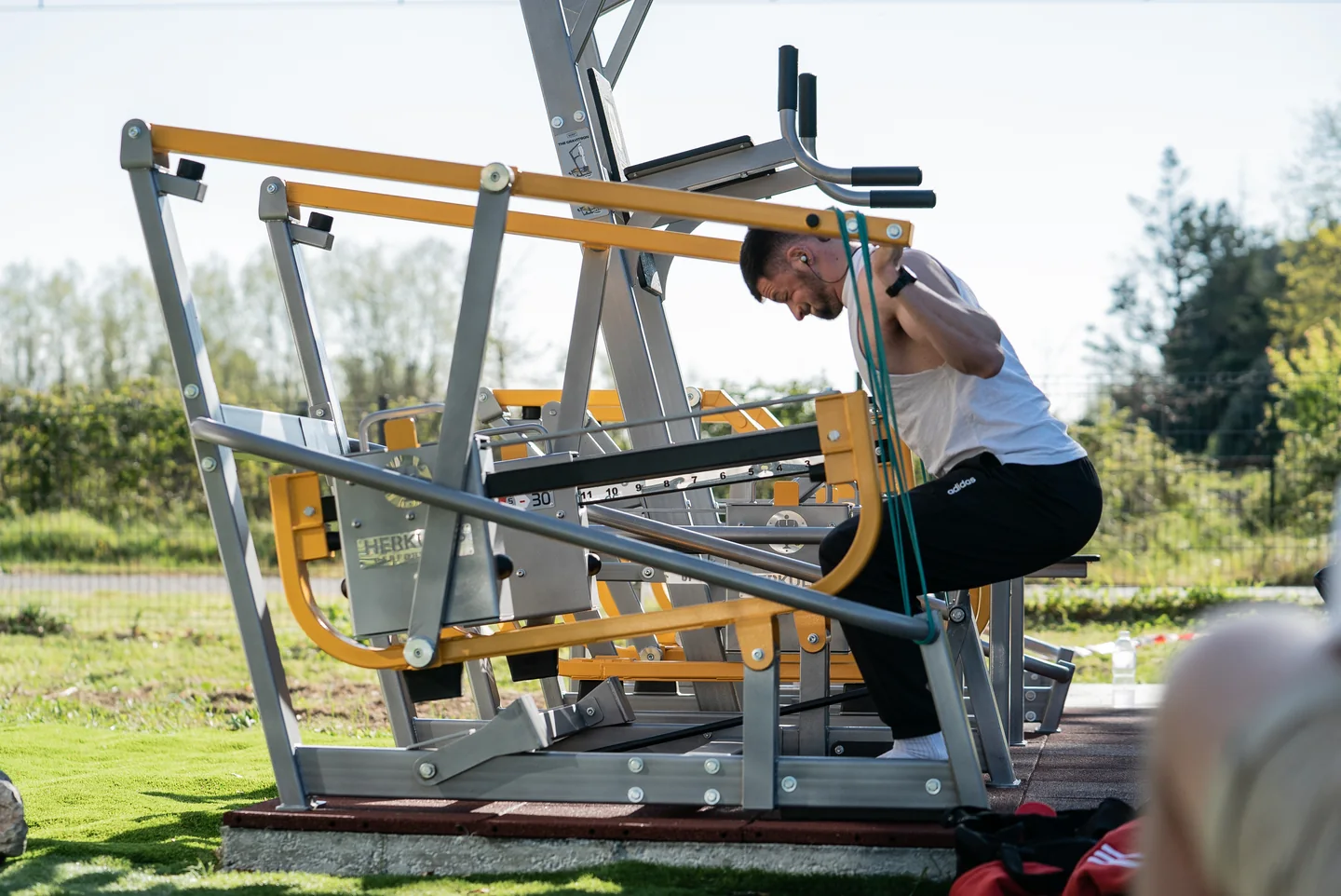 Entraînement sur la station de street workout au California Gym à Auterive