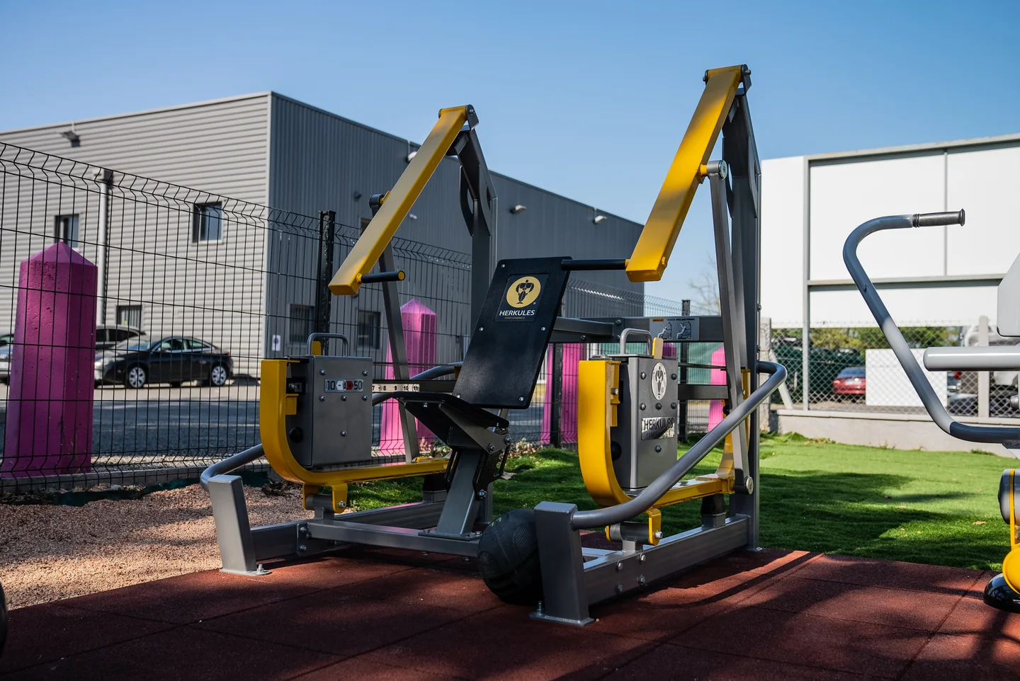 Zone de musculation extérieure du California Gym à Auterive