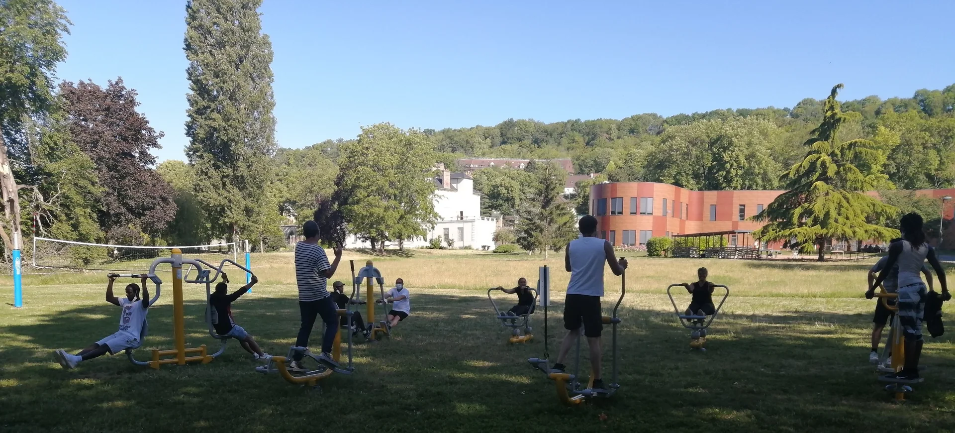 Séance collective dans l’espace sportif extérieur du Centre Gilbert Raby à Meulan