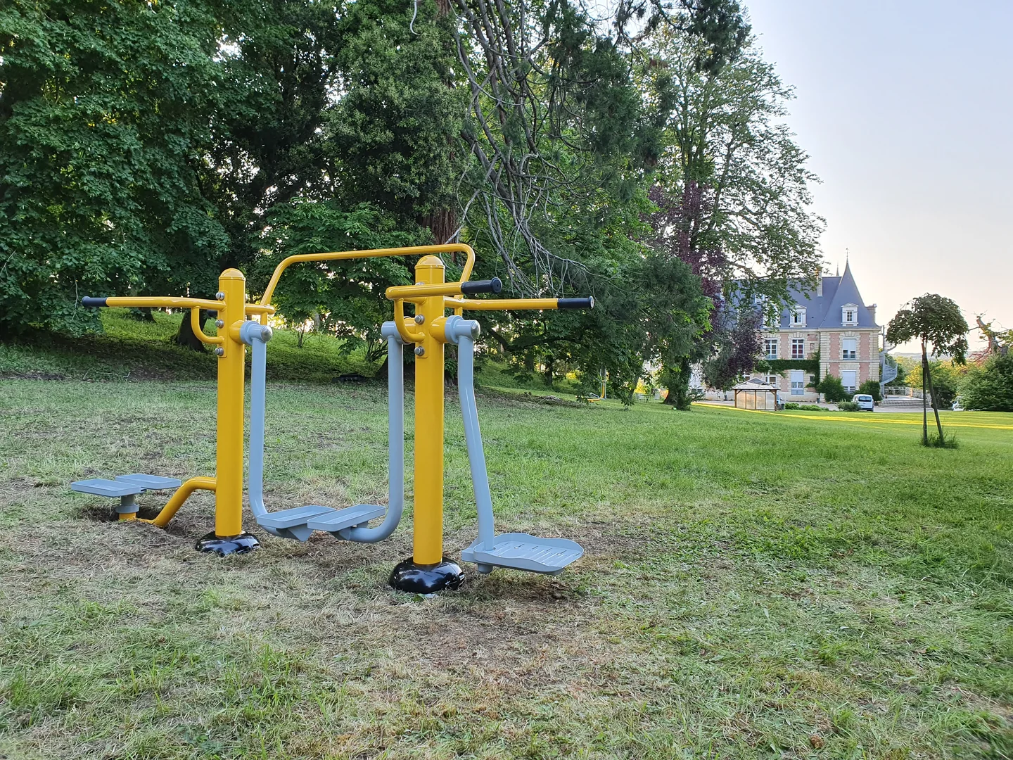 Implantation d’appareils de fitness dans le jardin du Centre Malvau