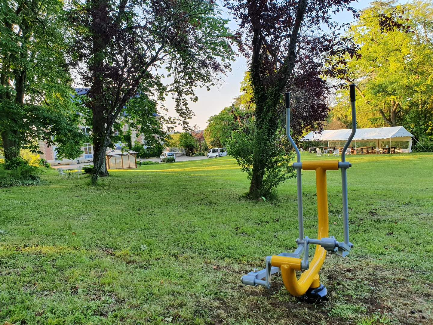Appareils de fitness dans le parc arboré du Centre Malvau à Amboise