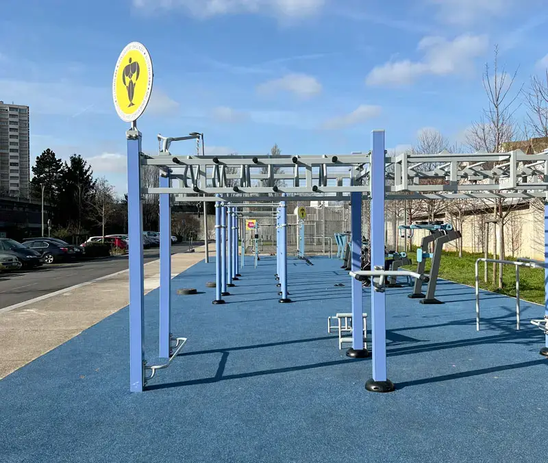 Station de street workout sur un sol amortissant en EPDM coulé bleu