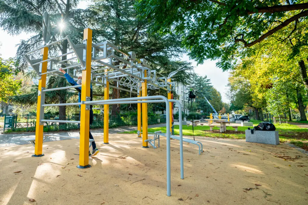 Station de street workout installée dans un parc municipal