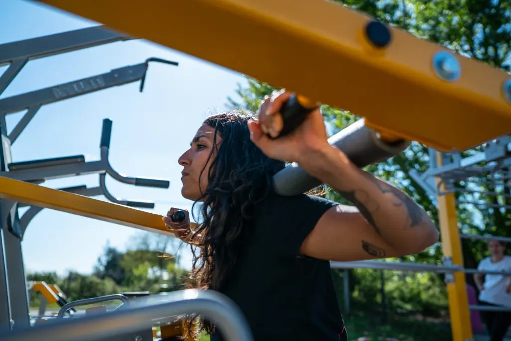 Femme utilisant un appareil de Street Workout Herkules Fitness