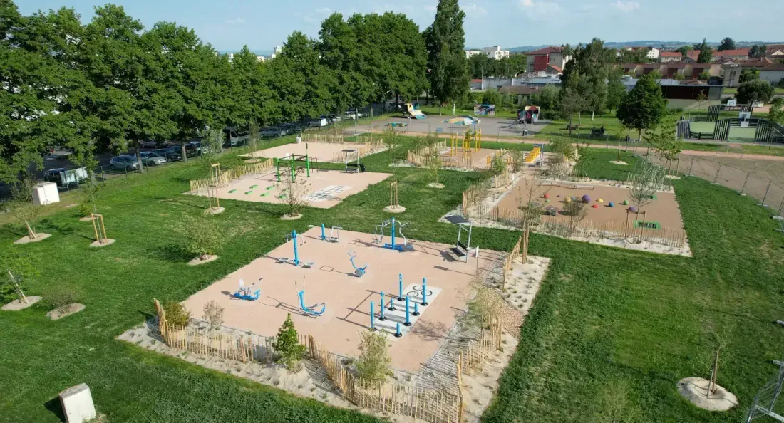 Vue aérienne d’une aire de fitness et de terrains sportifs à Riorges