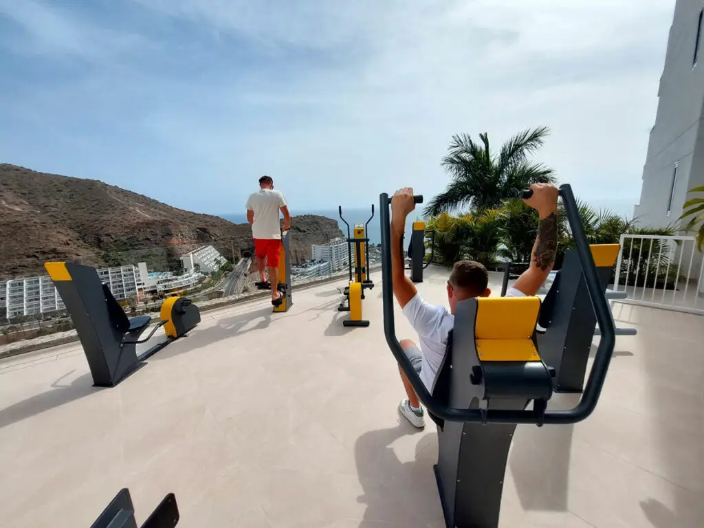 Aire de fitness avec appareils à recharge USB Herkules Fitness au Grand Horizon Hotel à Gran Canaria en Italie