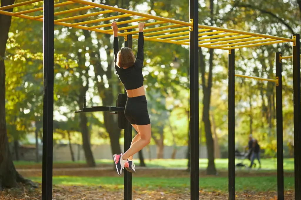 Kobieta korzystająca ze stacji Herkules Fitness Street Workout