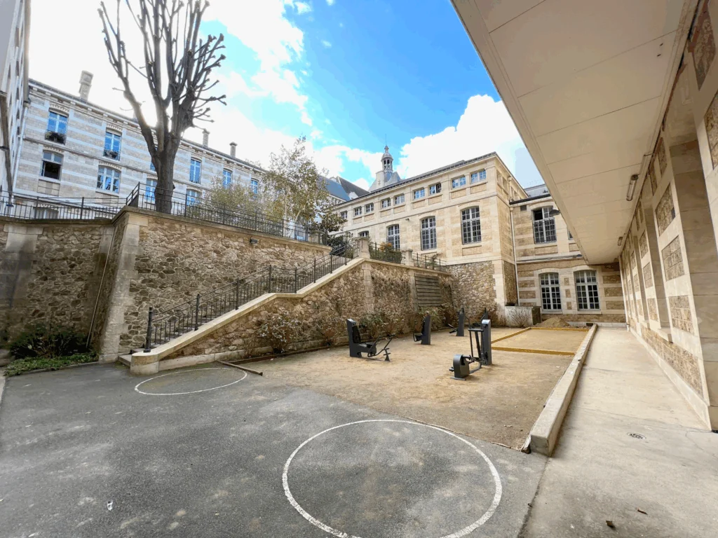Matériel de fitness extérieur dans une école