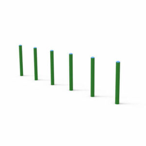Slalom d’agility : série de poteaux verts alignés pour coordination et rythme, vue isométrique 3