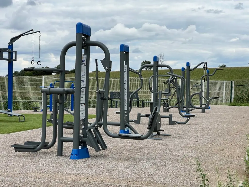 Fitness Mix avec un marcheur, un leg press, un push pull