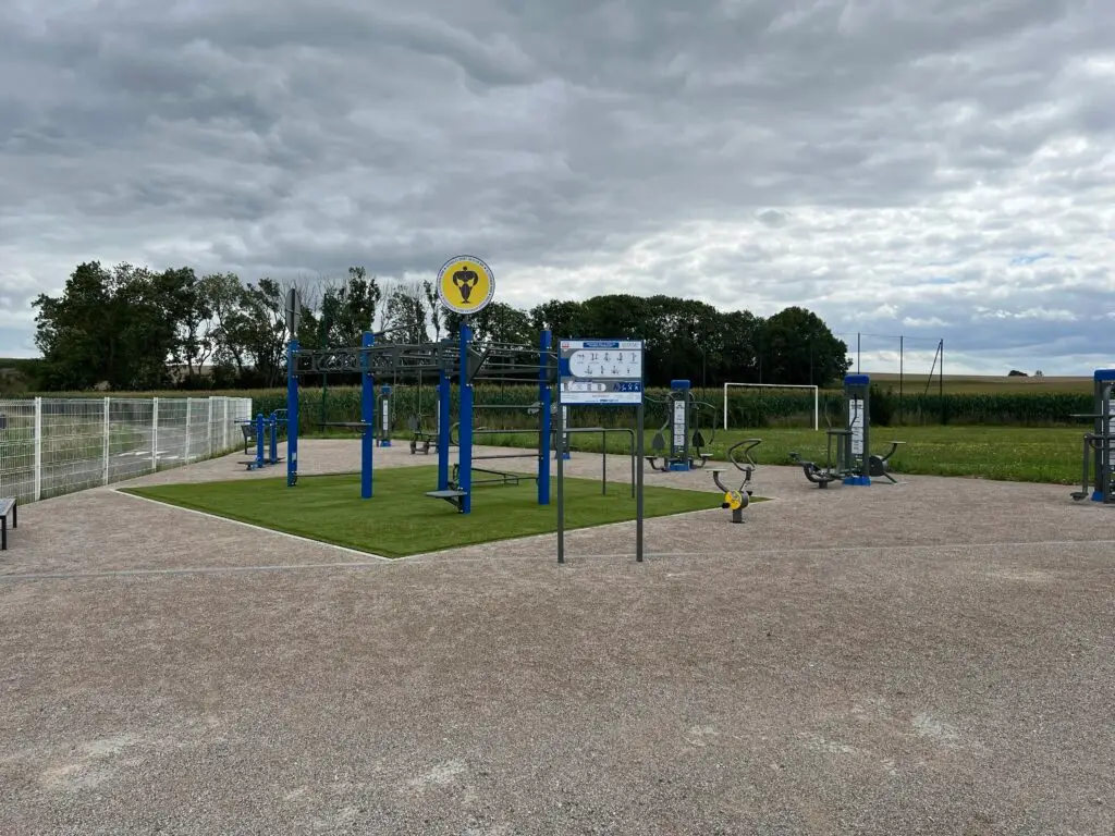 fitness extérieur et street workout dans un complexe sportif
