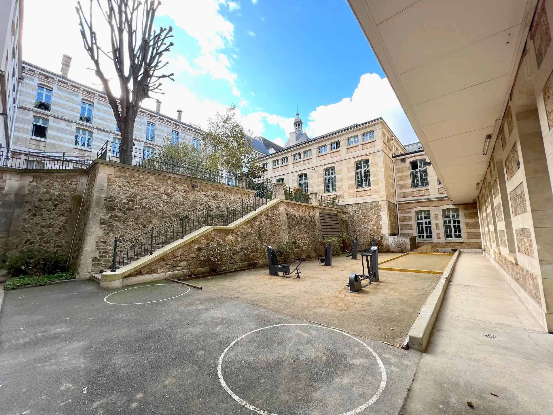 Agrès de la gamme charge dans un lycée