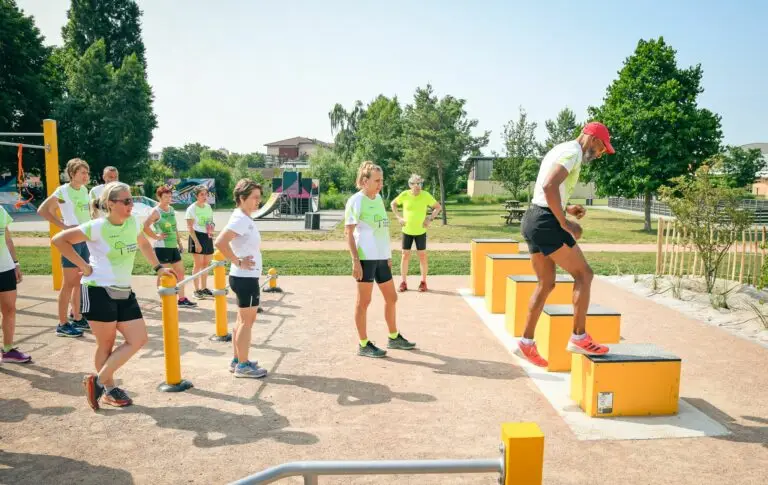 coaching de fitness sur des box jump