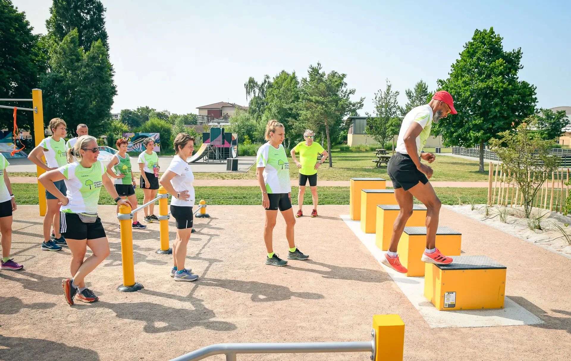 Trening na jumpboxach na ścieżce fitness Herkules Fitness w Riorges