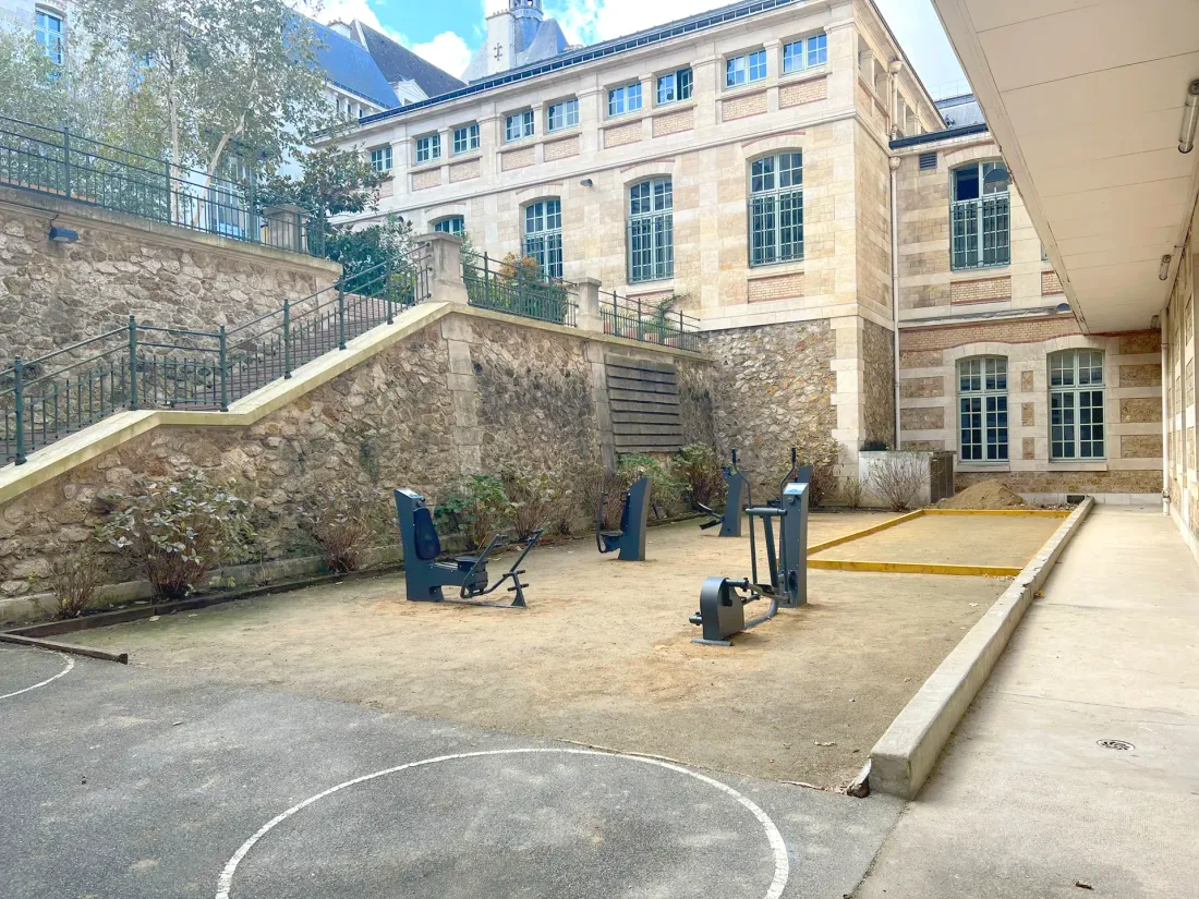 Équipements Herkules dans la cour du lycée Louis-le-Grand