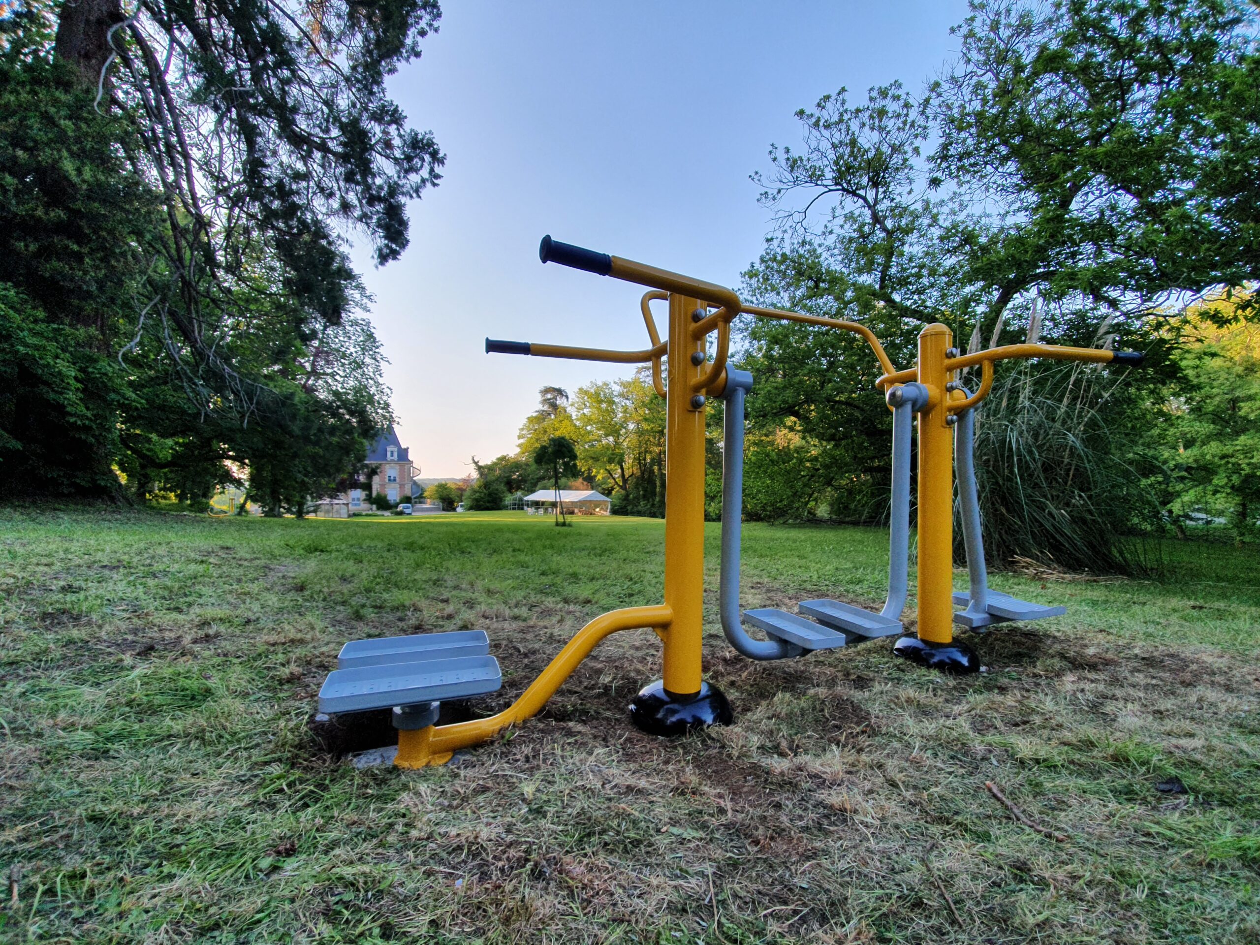 surfeur, marcheur, twister sur de l'herbe