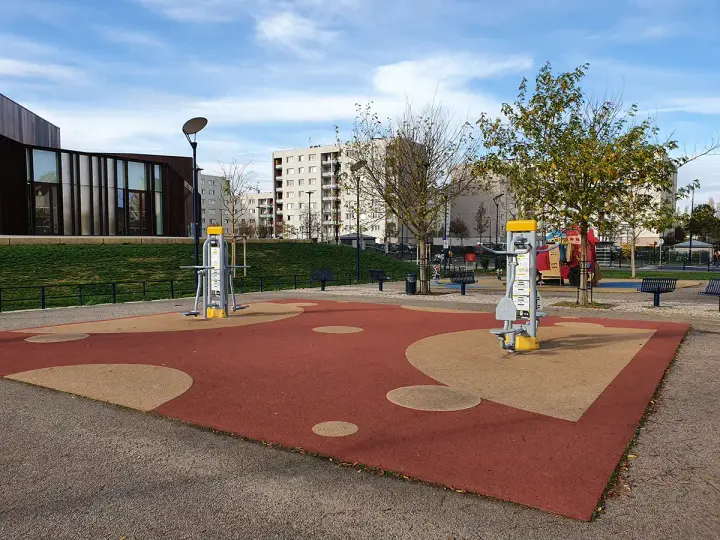 Outdoor fitness station in Dammarie-les-Lys: a modern sports area accessible to all