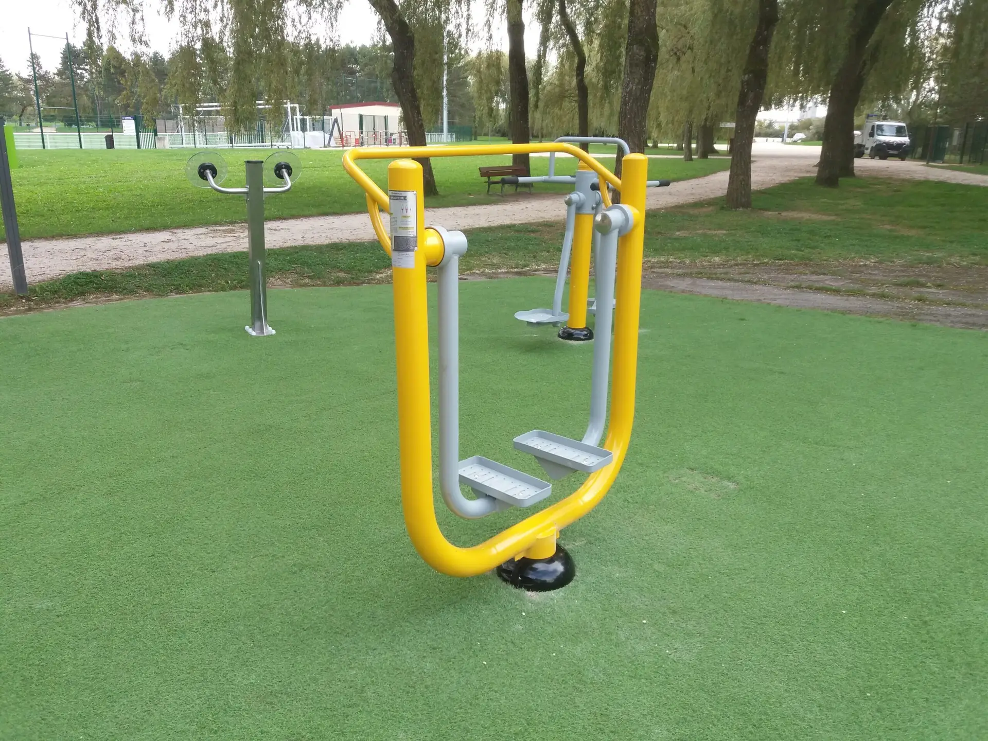 bieżnia pojedyncza i surfer podwójny z klasycznej linii fitness