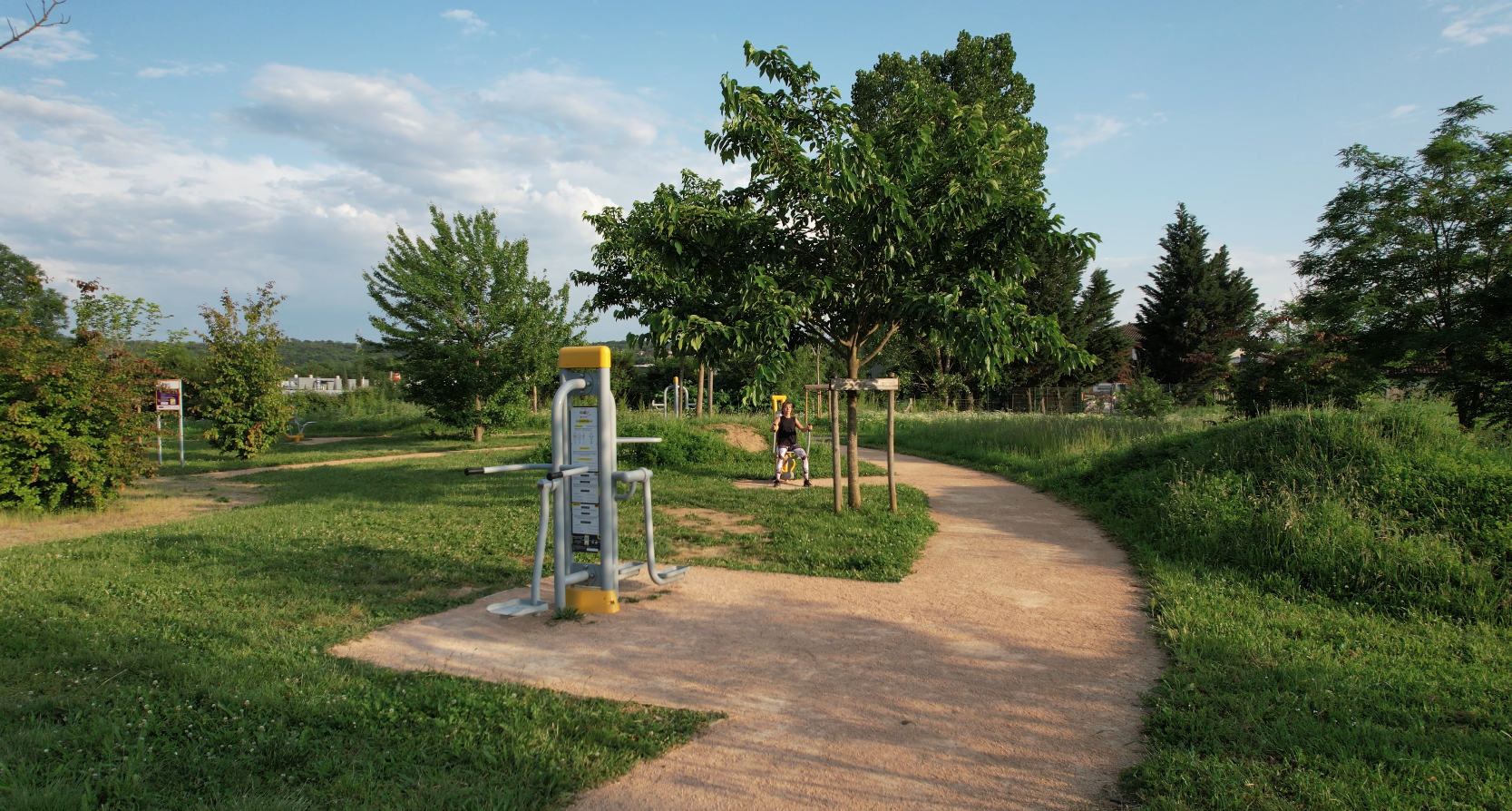 espace vert modernisé grace au fitness extérieur