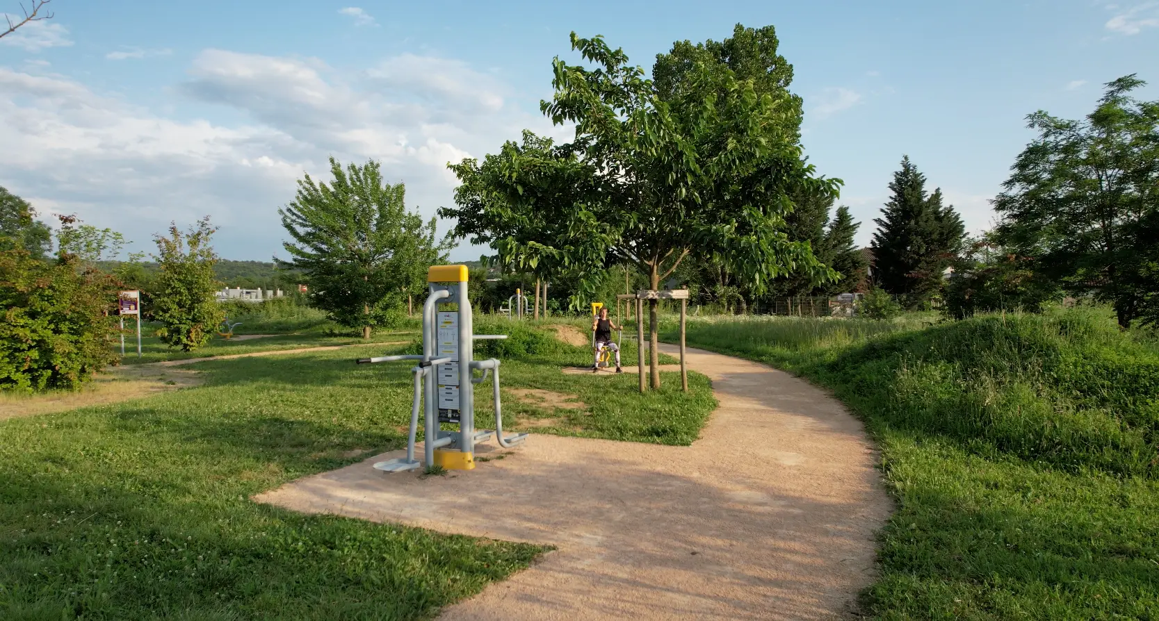 espace vert modernisé grace au fitness extérieur