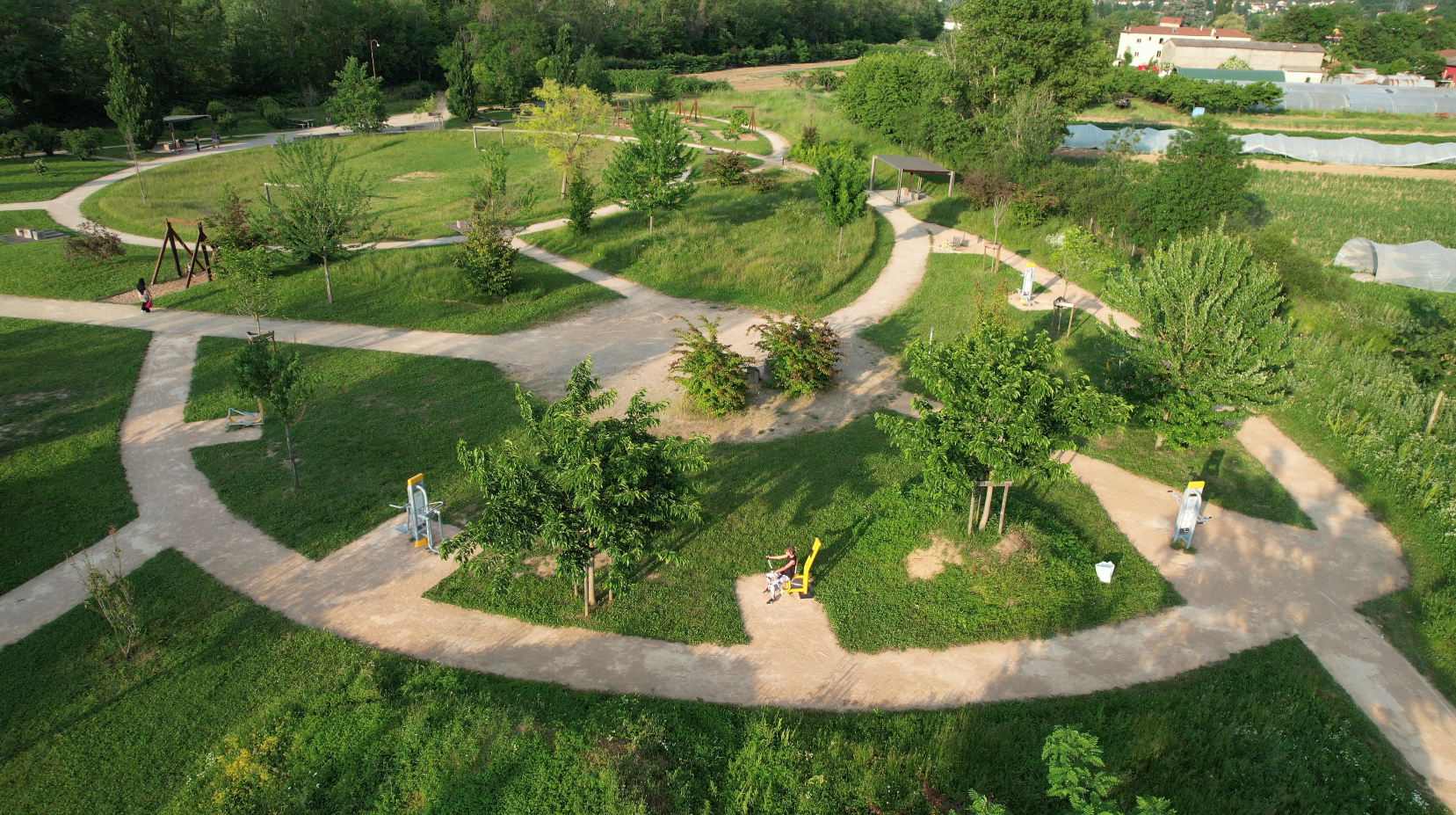 matériel de fitness extérieur dans un espace vert