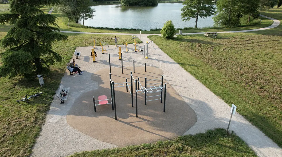 Plan aérien d'un espace de fitness extérieur Herkules Fitness à Saint-Étienne-du-Bois