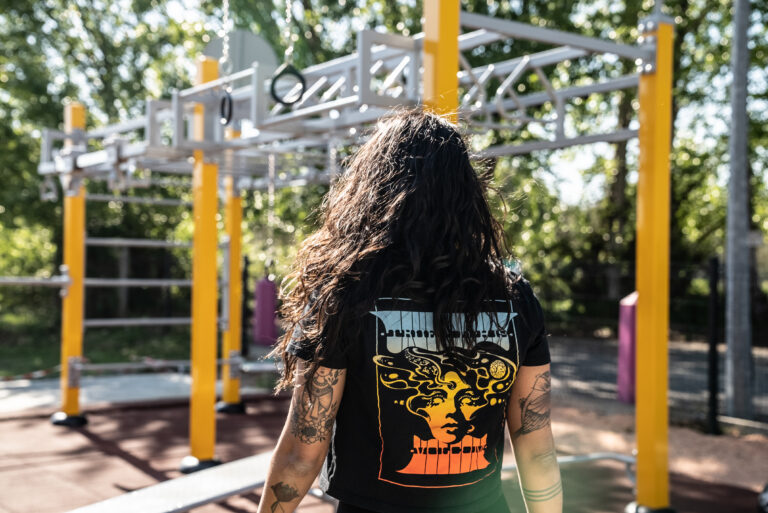 espace street workout d'une salle de musculation