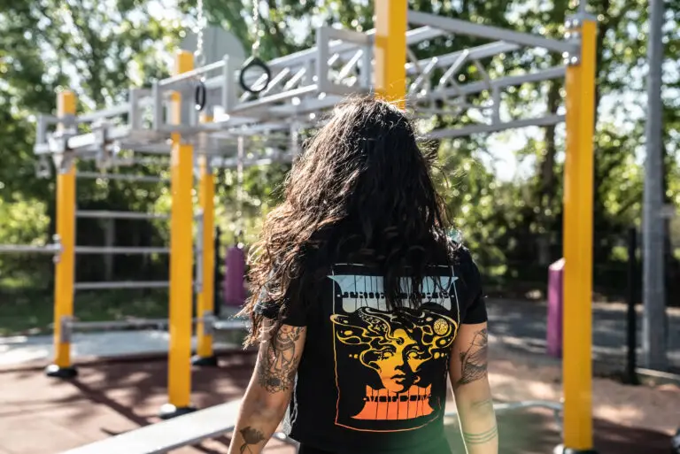 espace street workout d'une salle de musculation