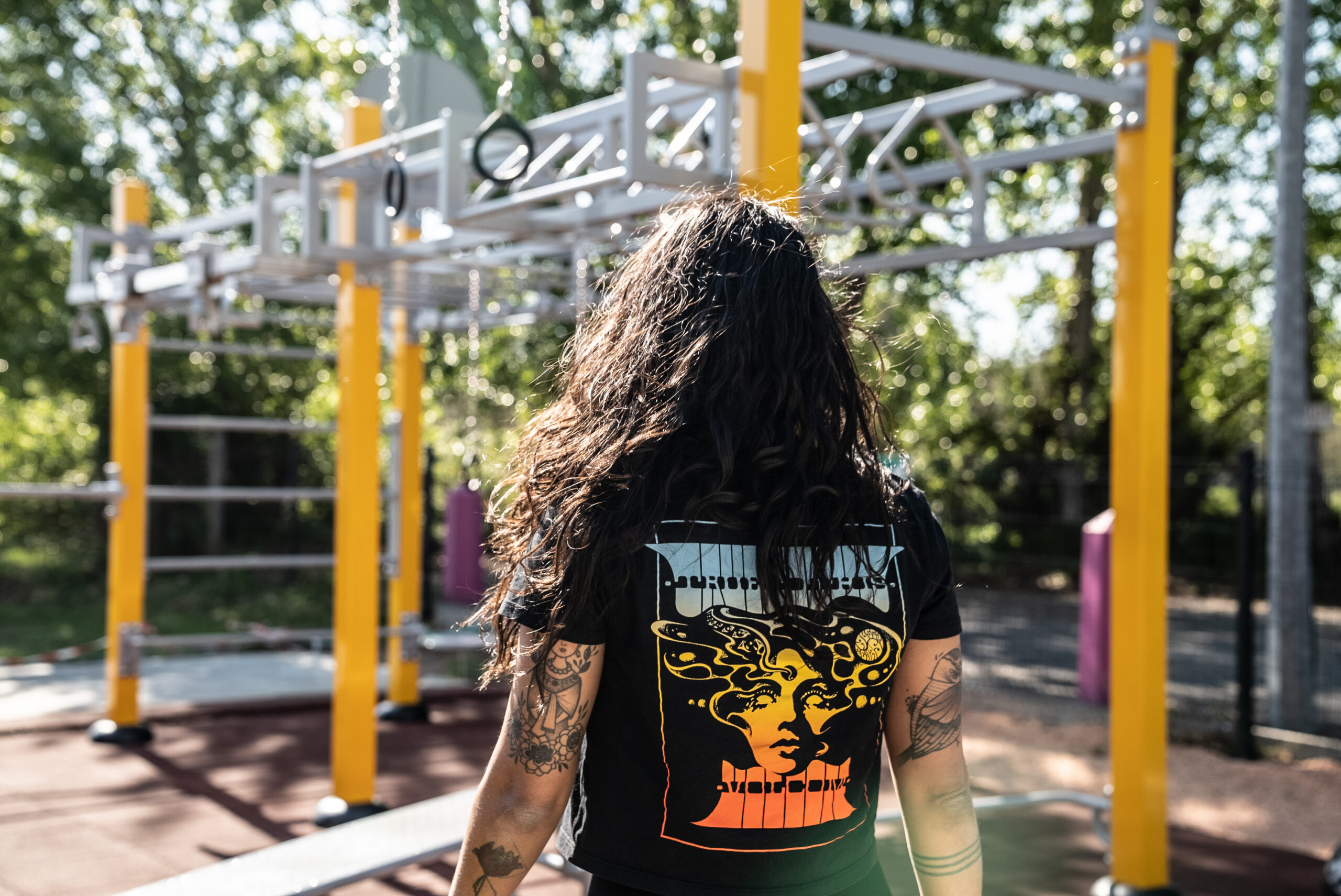 espace street workout d'une salle de musculation