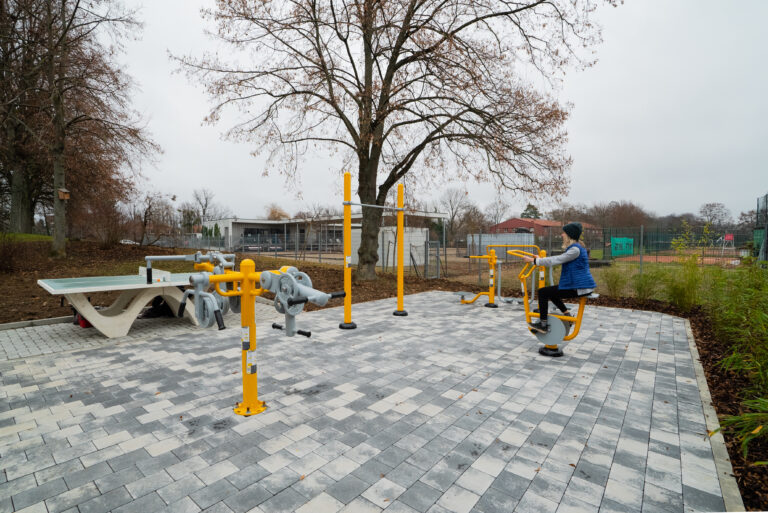 Femme faisant du vélo au CEJ