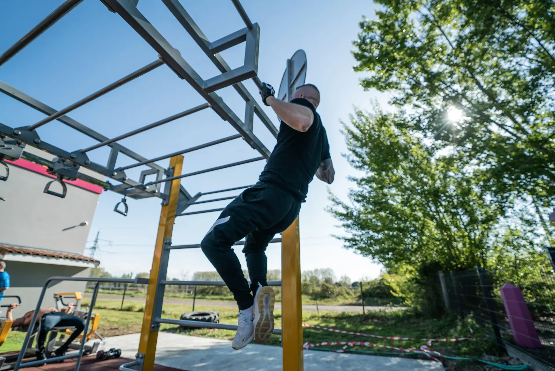 homme faisant une traction sur une station de street workout
