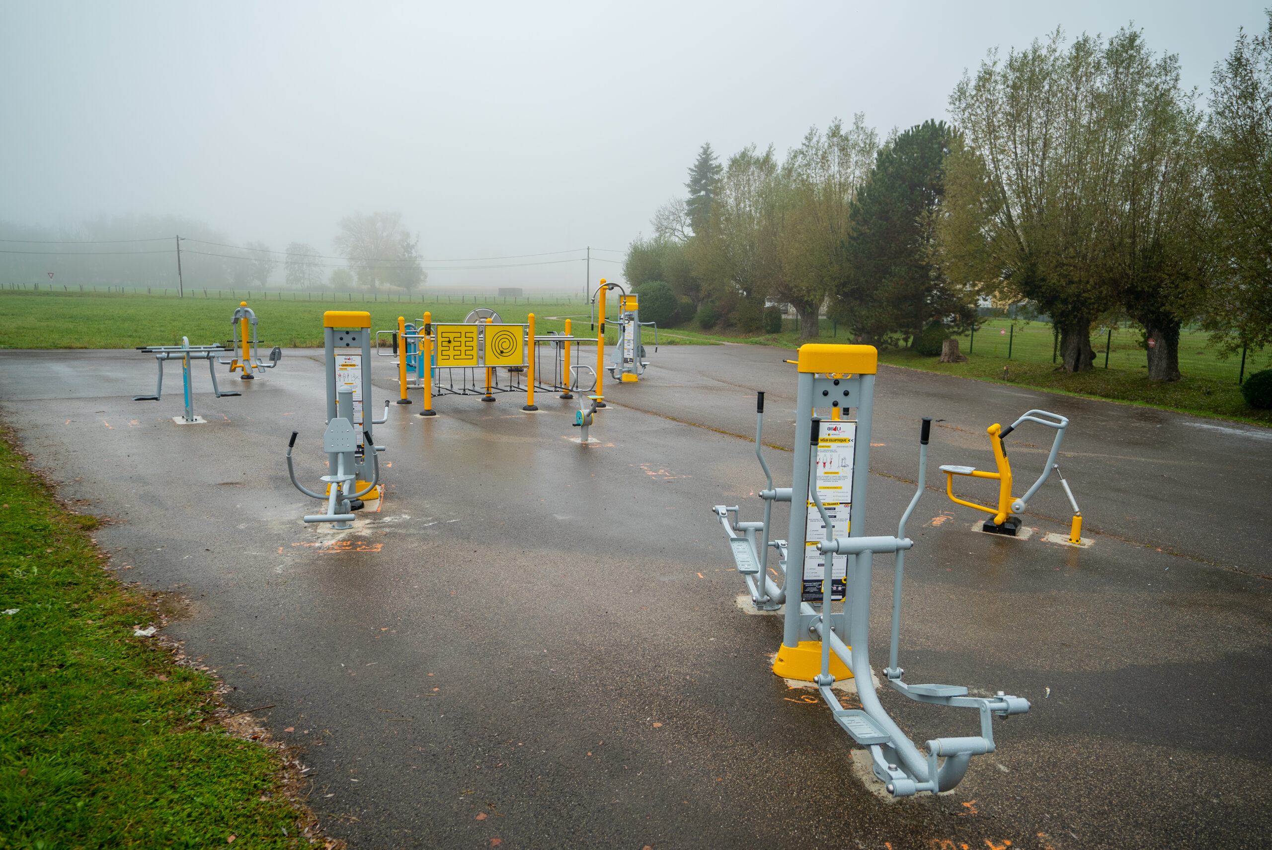fitness extérieur sur une dalle de béton