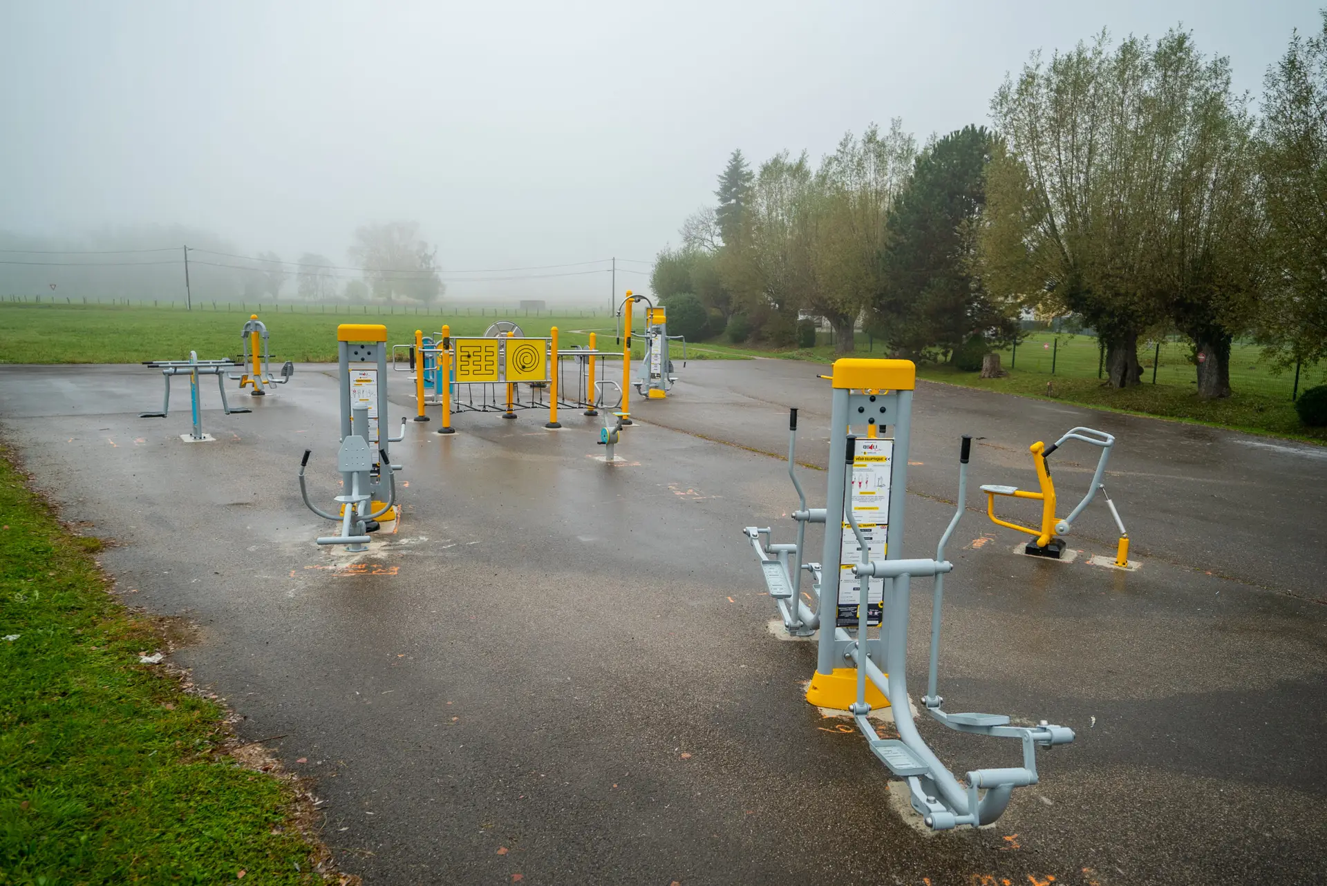 fitness extérieur sur une dalle de béton