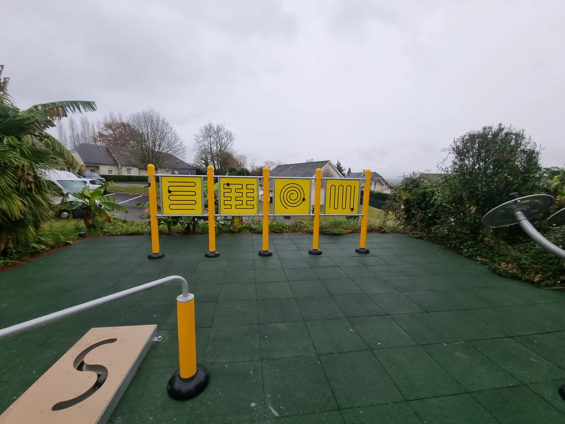 Panneau de jeux dans un parcours sénior