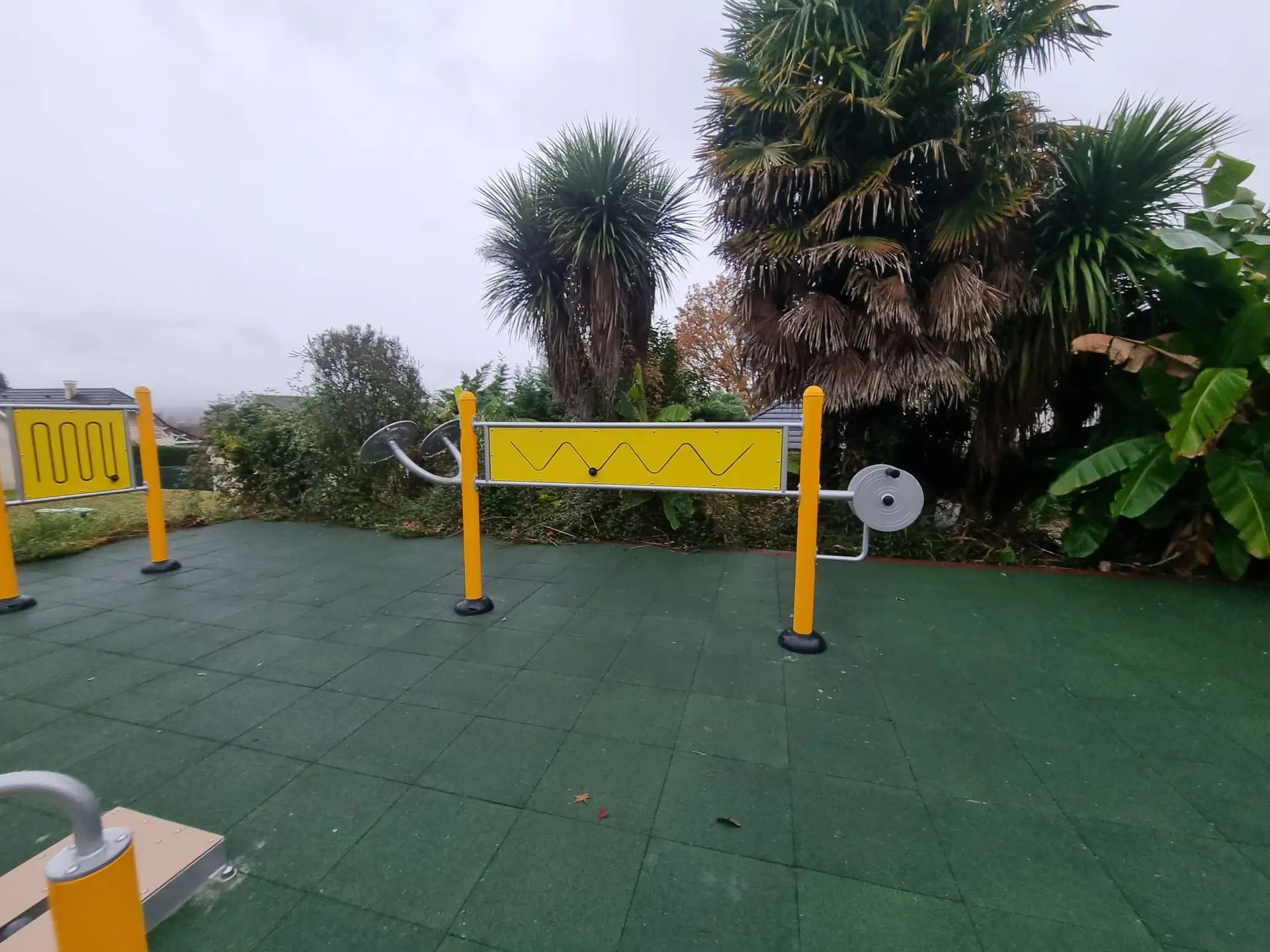 parcours sénior avec station bras sur Dalles EPDM