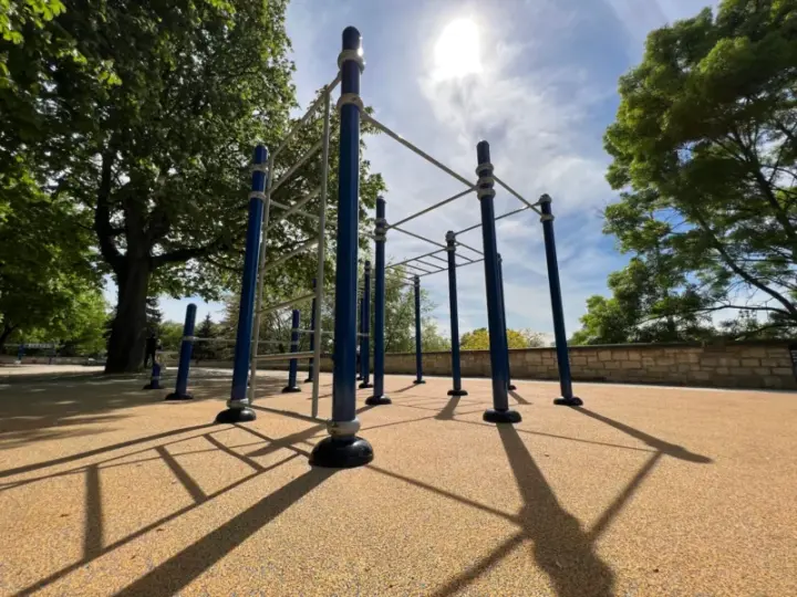 Street workout in Paris: an iconic station in Parc Kellerman