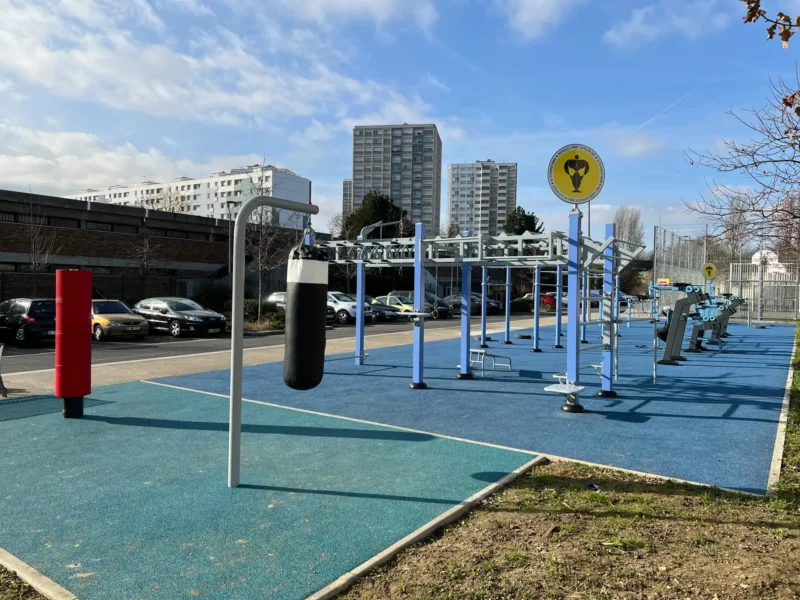 Parcours fitness avec un Kick Box Herkules Fitness à Colombes