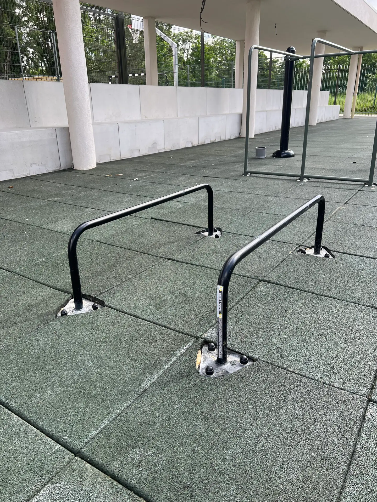 Barres à pompes sur des dalles EPDM