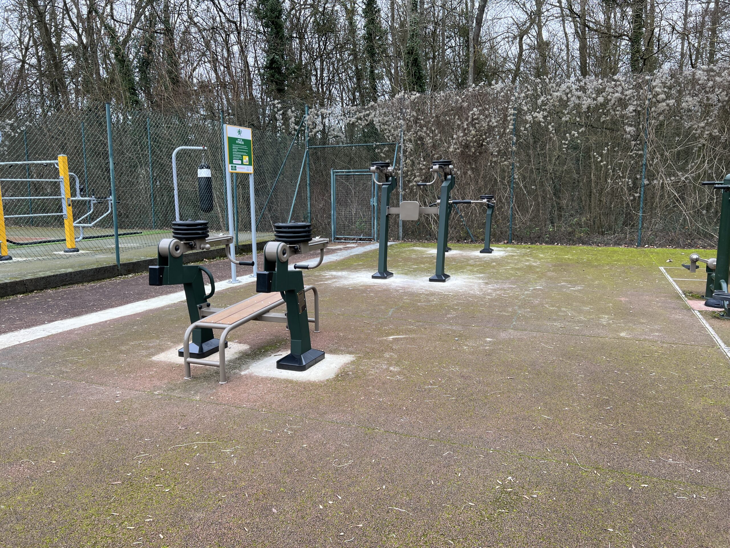 aire de fitness extérieur avec des appareils à charges réglable